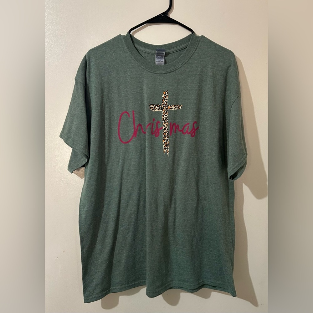 Gildan Woman’s Shirt XL‎ Green Red Christmas Leopard Religious Cross Casual Top